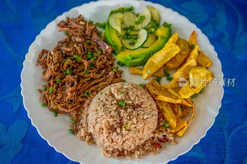 Ropa vieja -旧衣服配米饭，鳄梨和香蕉片